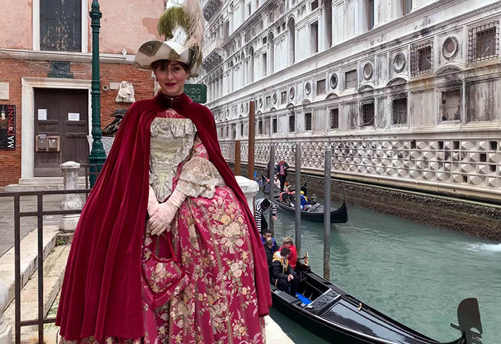 1700s lady and man costumes